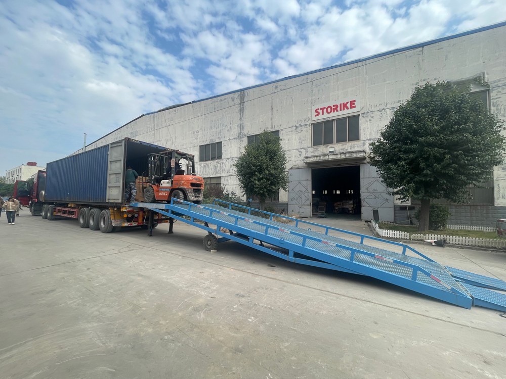 山东云顶yd2223线路检测公司6台单双钢轮座驾压路机及其他系列路面修复设备出口泰国曼谷